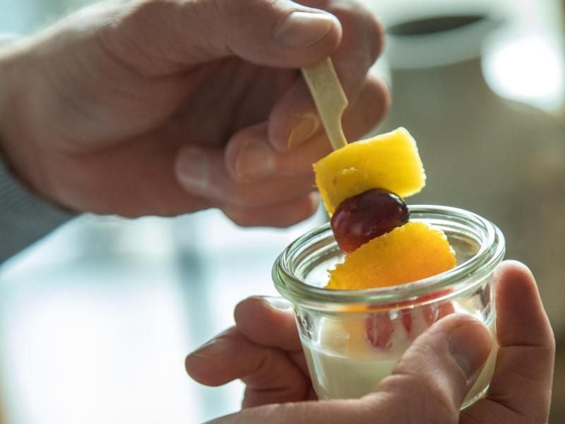Wer auf seinen Blutzuckerspiegel achten muss, kann Obst mit Joghurt kombinieren: So lassen die Früchte den Blutzucker langsamer ansteigen. Foto: Christin Klose