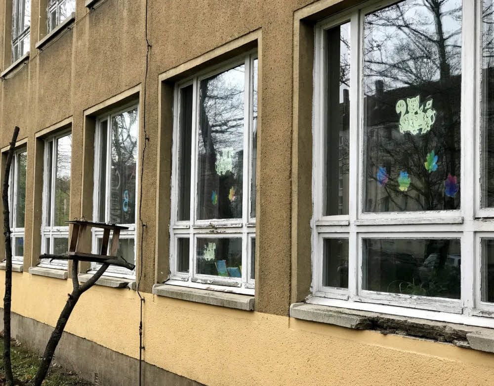In der Auenschule sind die maroden Fenster ein akutes Sicherheitsrisiko, klagt die Schulleiterin.