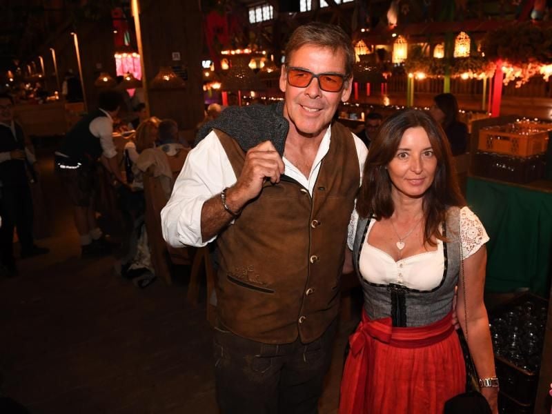 Sascha Hehn und seine Lebensgefährtin Gloria Krass beim Oktoberfest. Foto: Felix Hörhager/dpa