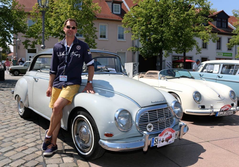 Die Schlösserrallye der Oldtimer machte am Samstag auf dem Karlsplatz der Saalestadt Station. Der Bernburger Markus Wagner nahm mit seinem Fahrzeug der Marke „Auto Union“ aus dem Jahre 1958 erstmals teil.