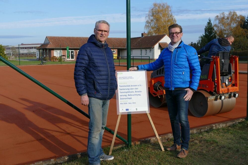 Jessens TC-Urgestein Benno Loff (li.) und Präsident Michael Fischer begutachten den Sanierungsstand.