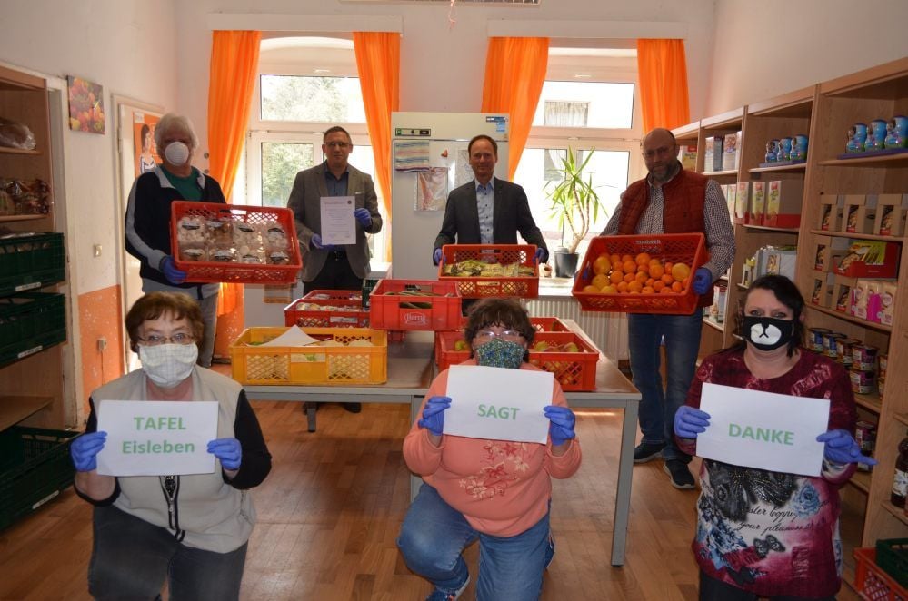 Die Lions-Club-Mitglieder Marc Reichert (stehend, 2. von links) und Ronny Strebe (3. v.li.) übergaben der Tafel eine Spende von 1.000 Euro. Für Sven Henning (re. außen und der Geschäftsführer der Tafel) kam der Geldsegen genau richtig.