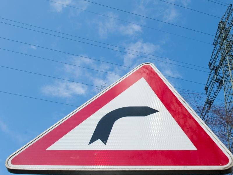 Damit die Fahrzeugräder in einer Kurve nicht abheben, verhindert die elektronische Differentialsperre ungewollte Drehzahlerhöhungen. Foto: Julian Stratenschulte/dpa