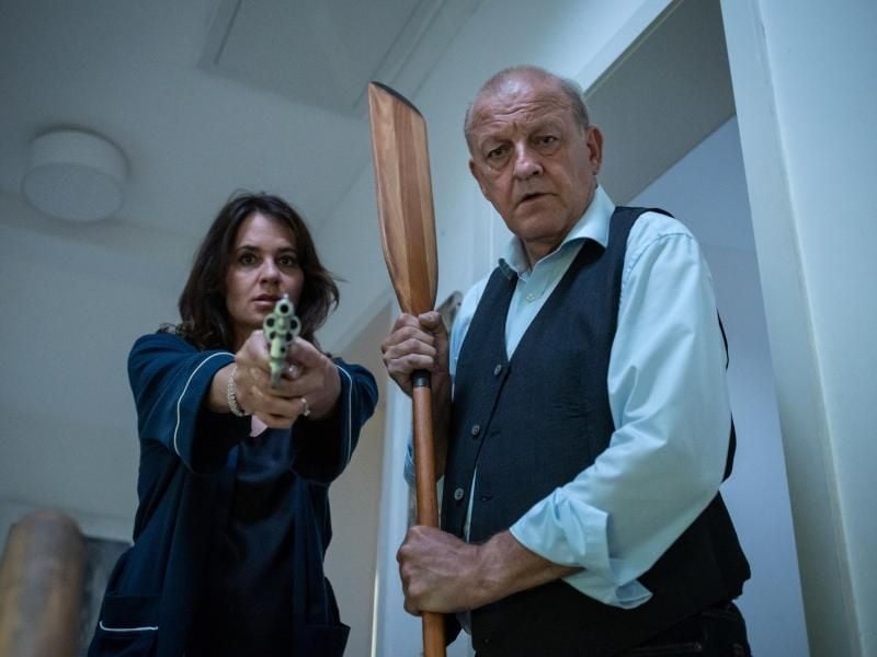 Tanja Steinthal (Stephanie Eidt) und Georg Wilsberg (Leonard Lansink) in einer Szene der Folge "Wellenbrecher". Foto: Thomas Kost/ZDF/dpa