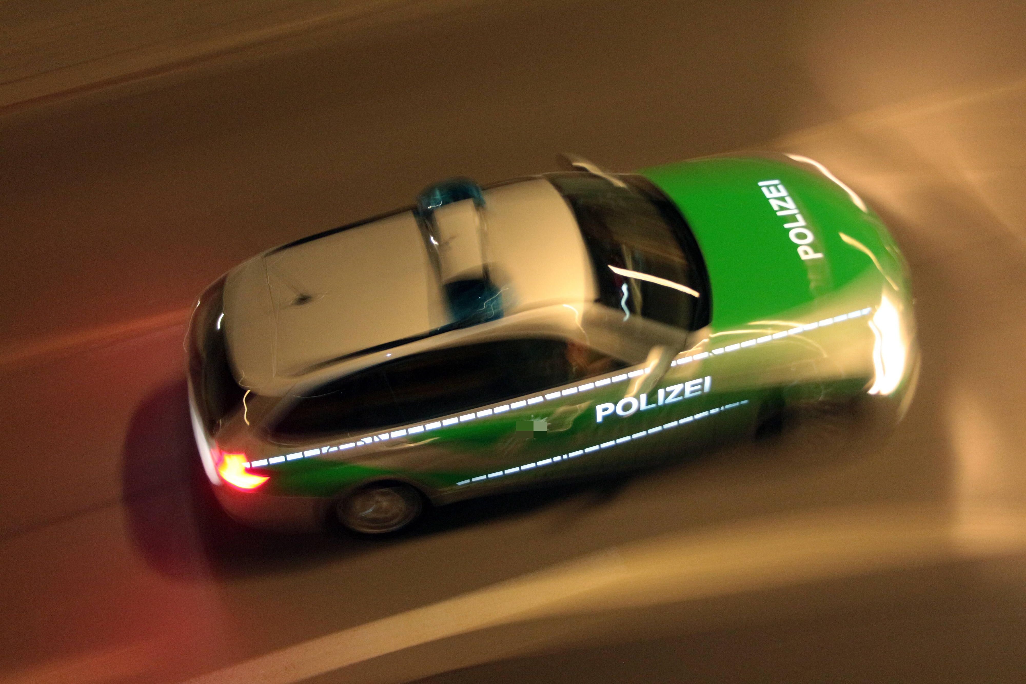 Ein Fahrzeug der Polizei während eines nächtlichen Einsatzes.