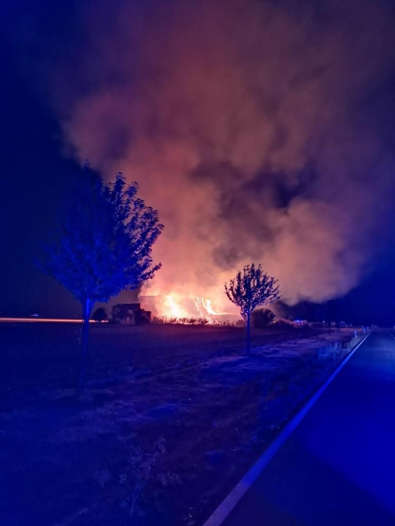Am Stadtrand von Bad Lauchstädt geriet ein Heusilo in Brand.