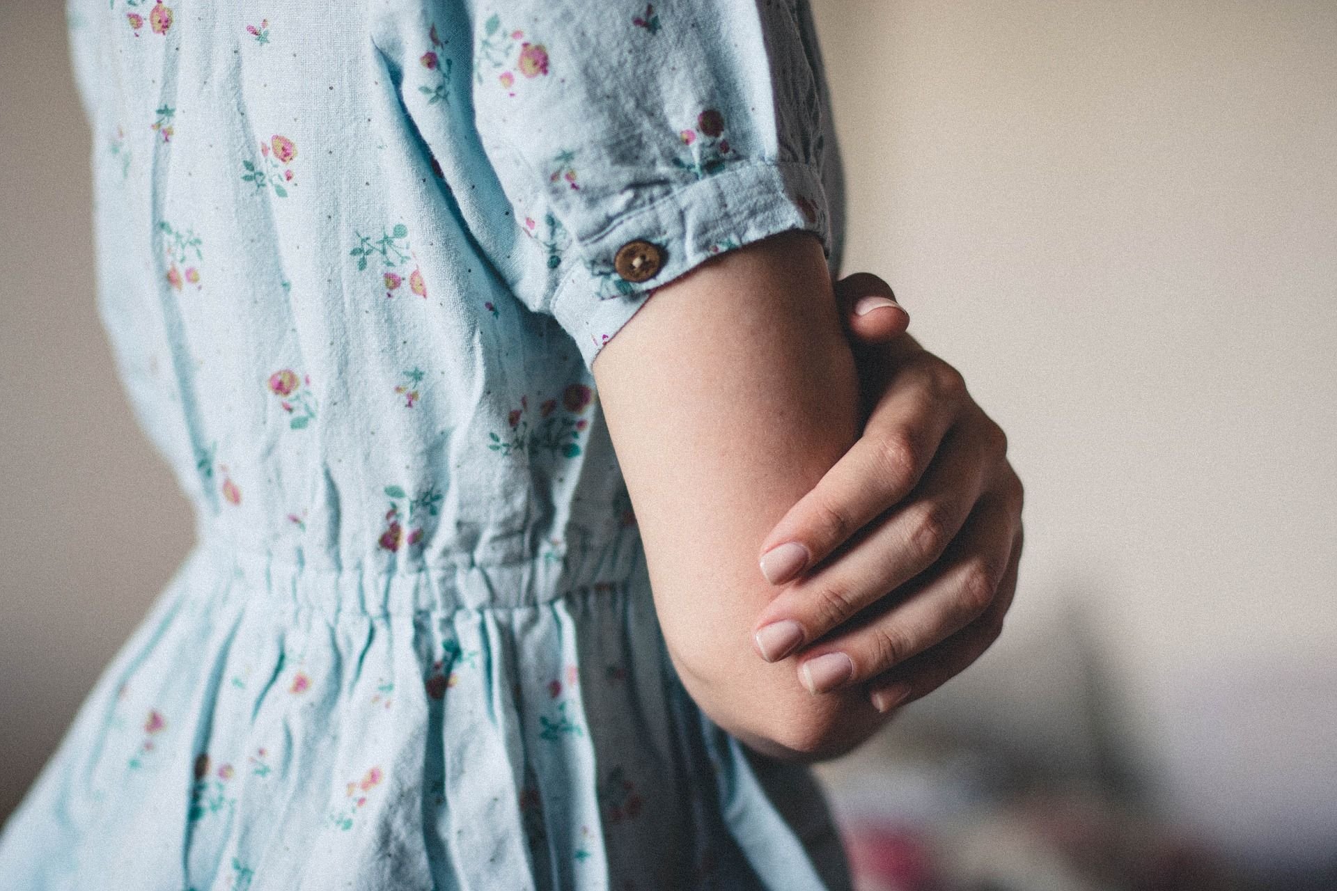 Die 23-Jährige hatte dem Unbekannten lautstark versichert, was sie von seinem Anliegen halte. Das soll der Passant auf der anderen Straßenseite mitbekommen haben, der ihr dann zu Hilfe kam.