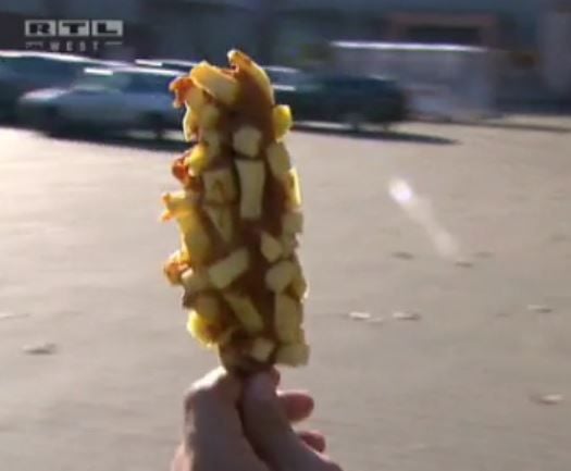 Der Duisburger Imbissbetreiber Marco Peters hat die Currywurst mit Pommes am Stiel erfunden.