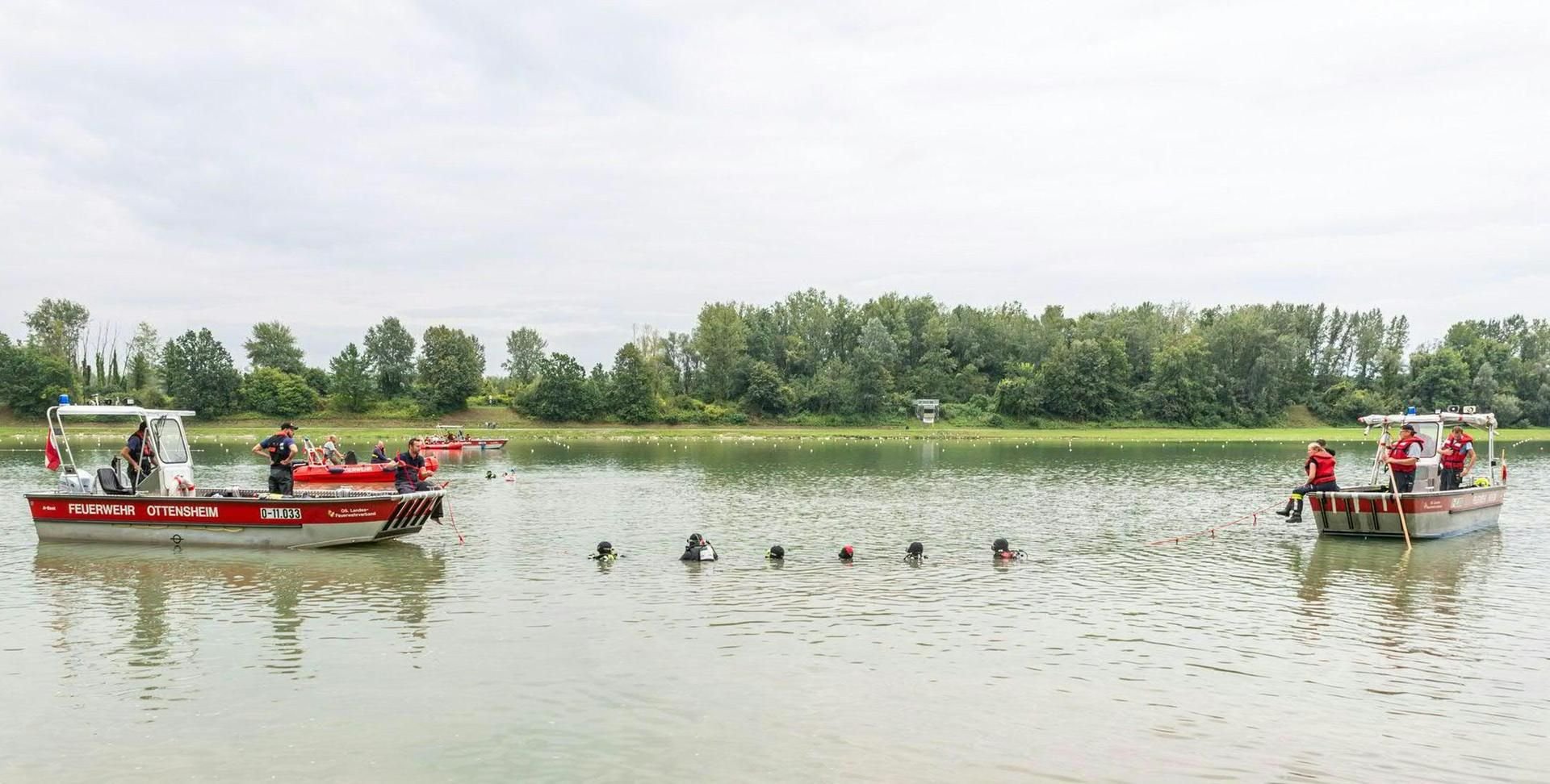 Taucher und Rettungskräfte auf der Suche nach dem verunglückten Sportler, der nur tot aus der Donau geborgen werden konnte.