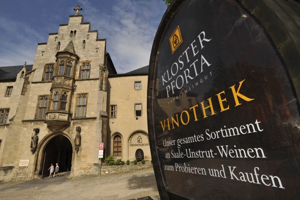 In Schulpforte unterhält das Landesweingut bereits einen Verkaufsladen. Geplant war, dass das gesamte Weingut an den Standort zieht.