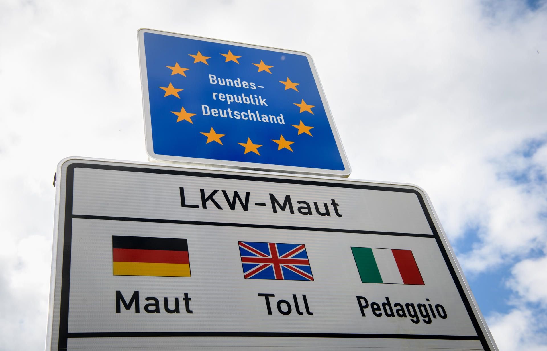 Ein Verkehrsschild weist am Grenzübergang nach Deutschland auf die in Deutschland geltende LKW-Maut hin. (Symbolbild)