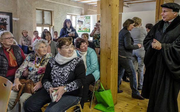 Luther (Bernhard Naumann) bei dem Treffen den Frauen.