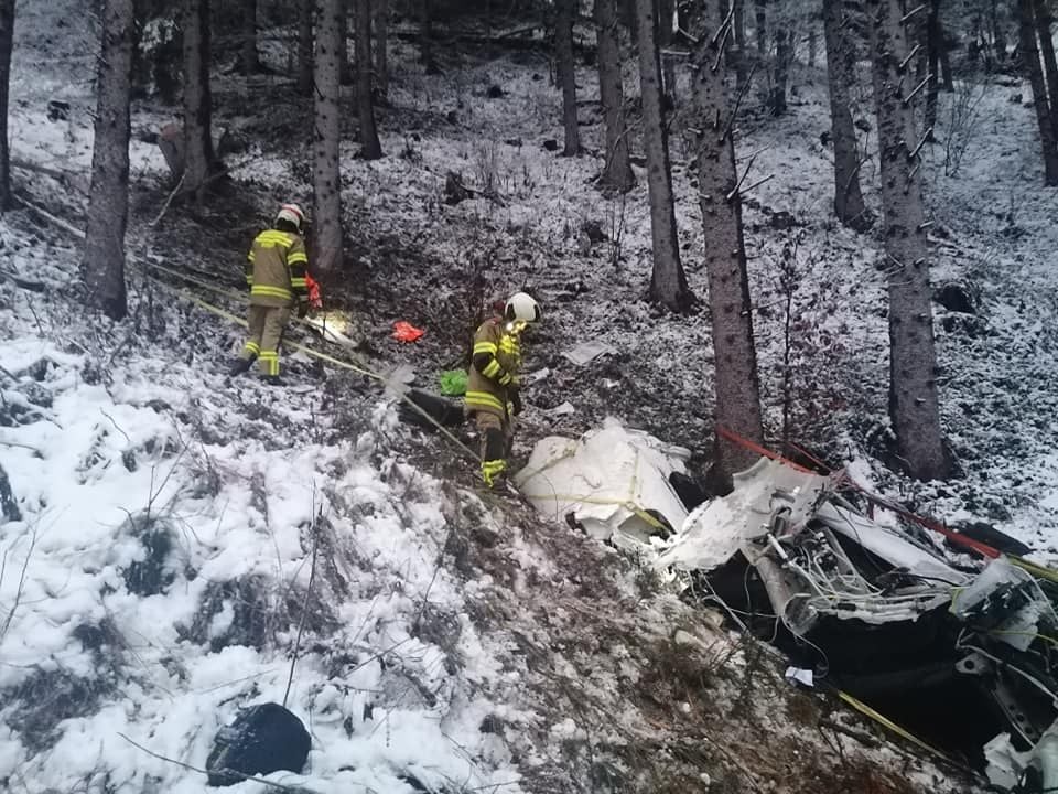 Die Feuerwehr konnte nur schwer zu dem Absturzort in den Alpen vordringen.