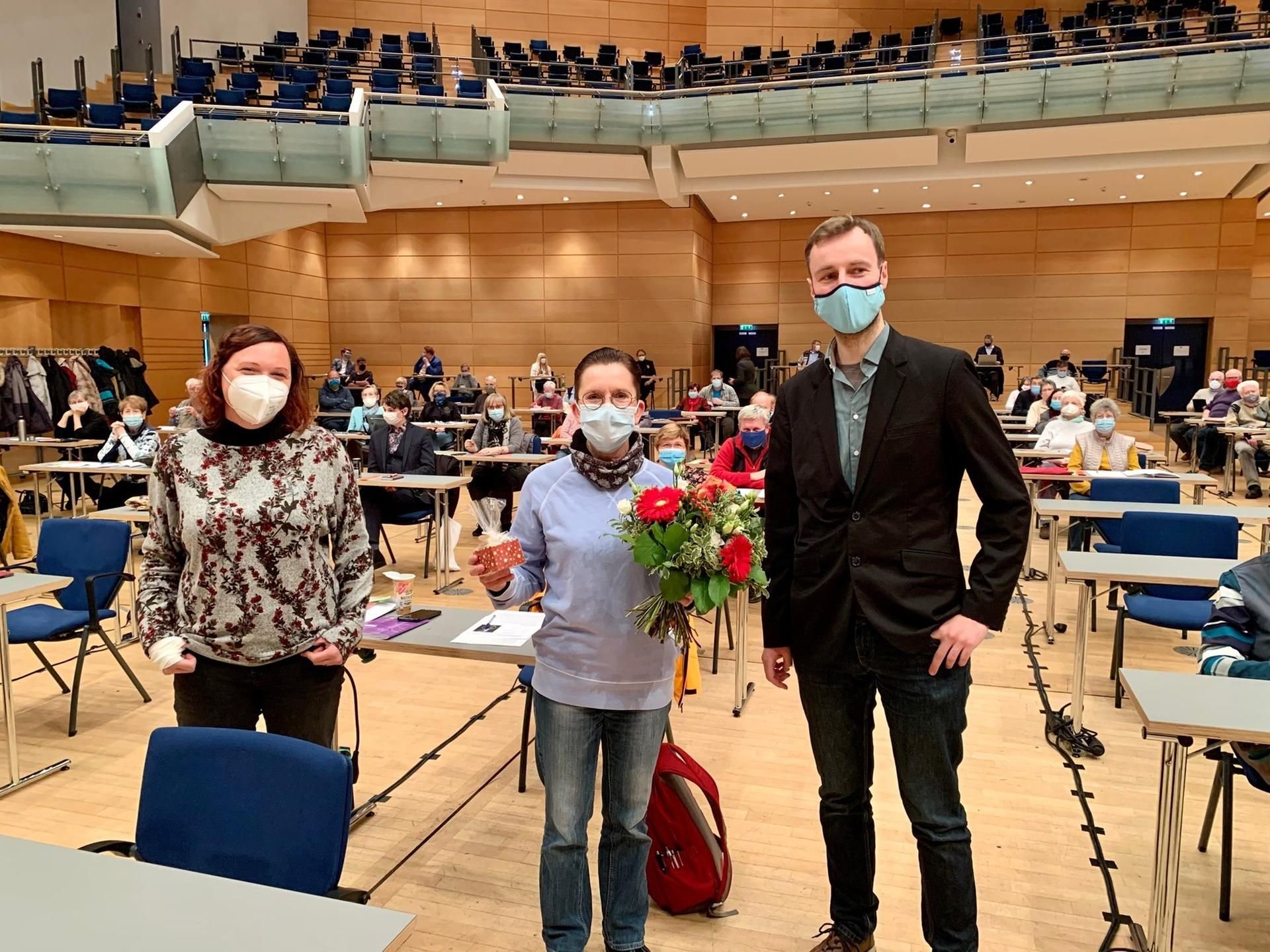 Petra Sitte (Mitte) wurde am Samstag in der Händelhalle zur Spitzenkandidatin für die Bundestagswahl im Wahlkreis 72 gewählt. Glückwünsche gab es von den Vorsitzenden des Stadtverbands Halle, Anja Krimmling-Schoeffler (links) und Jan Rötzschke.