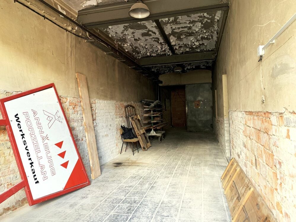 Im ehemaligen Porzellanwerk in Annaburg sollen bald Besucher wieder Geschirr aus dem Rohstoff herstellen können.