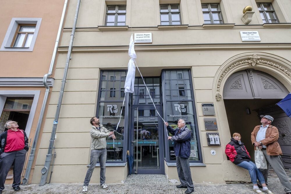 Im September 2017 haben Wolfgang Böhmer und der Präsident des Bundes deutscher Philatelisten, Uwe Decker, das Schild für Johannes Wagner am Wittenberger Weberhaus in der Schloss-Straße 10 enthüllt. Wagner gilt als Begründer des Philatelistentages.