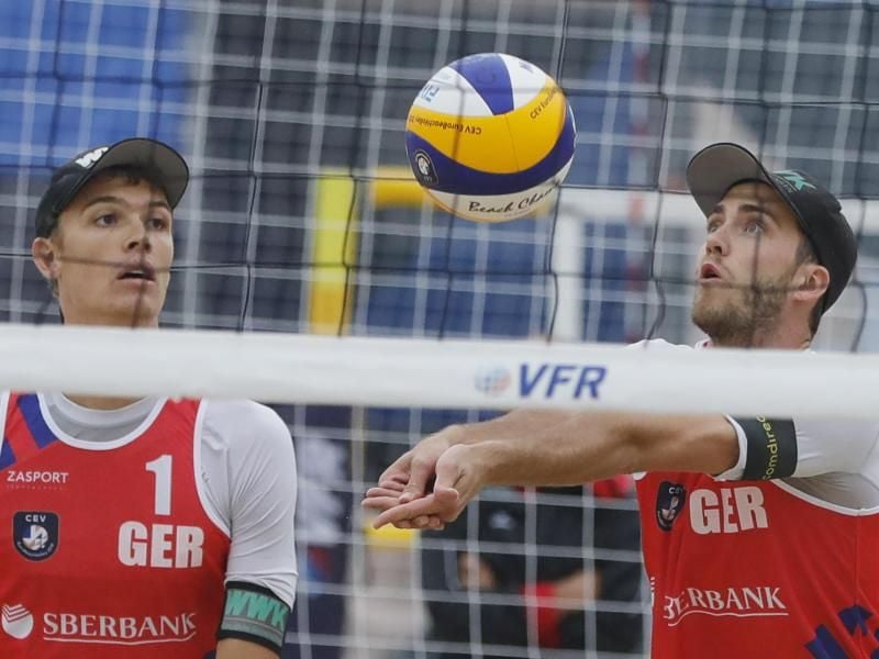 Julius Thole (l) und Clemens Wickler in Aktion. Foto: Pavel Golovkin/AP/dpa