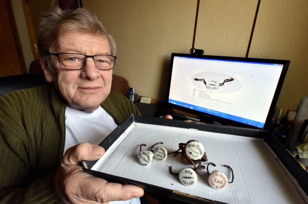 Joachim Franz mit den Bierflaschen-Verschlüssen aus Porzellan