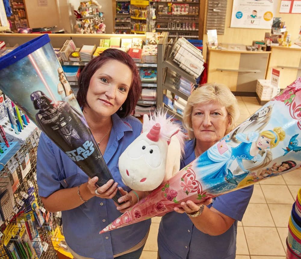 Susanne Kroh (links) und Isolde Zipfel zeigen, welche Zuckertüten-Motive in diesem Jahr angesagt sind.