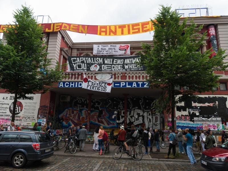 Menschen stehen vor der roten Flora. Foto: Christophe Gateau
