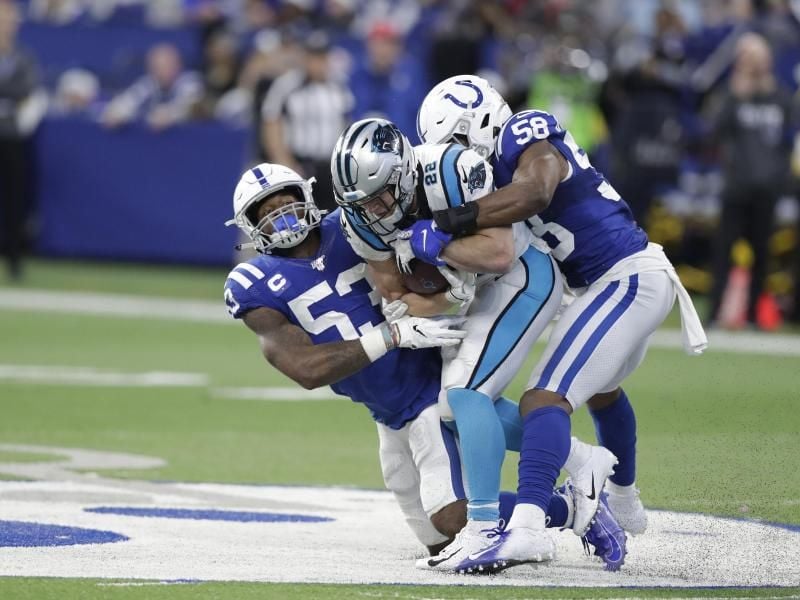 Christian McCaffrey (M) hat seinen Vertrag bei den Carolina Panthers wohl verlängert. Foto: Michael Conroy/AP/dpa