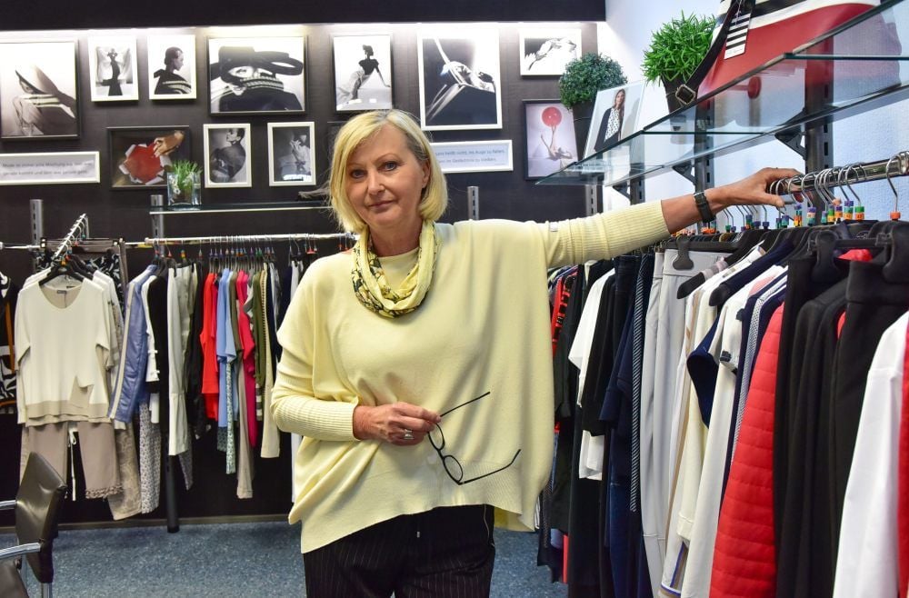 Regina Winterfeld hat die Kollektion von Frühjahrs- und Sommermode vorrätig. Nun hofft sie auf Käuferinnen.