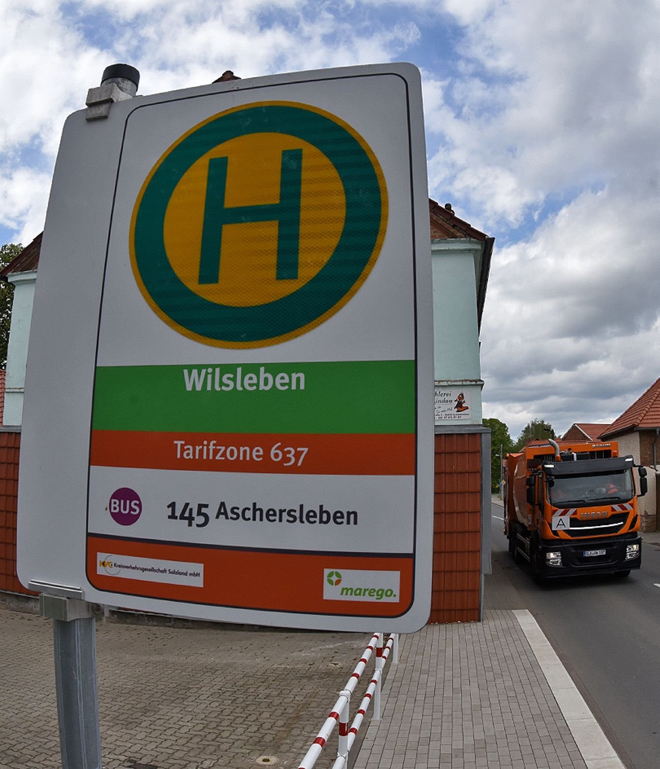 Die Bushaltestelle in Wilsleben ist neu, aber nicht alle sind zufrieden.
