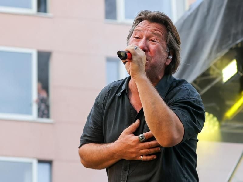 Claudius Dreilich gibt mit seiner Band Karat ein Hotelzimmer-Konzert. Foto: Jan Woitas/dpa-Zentralbild/dpa