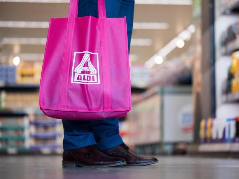 Die von Aldi Nord verkaufte „Frische Zwiebelmettwurst” wurde vom Hersteller zurückgerrufen. Foto: Rolf Vennenbernd/dpa