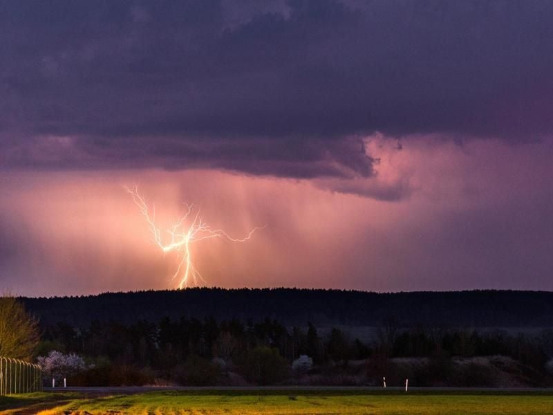 Wer sich bei einem Gewitter im freien Feld aufhält, sollte sich in einer Mulde in die Hocke begeben.