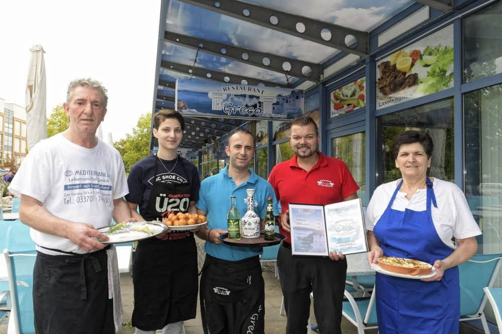 Das griechische Restaurant „El Greco“ ist im Fürst-Leopold-Carree in der Antoinettenstraße zu finden. Inhaber Georgius Christopoulos (2.v.r.) und sein Team kümmern sich hier um die Gäste.