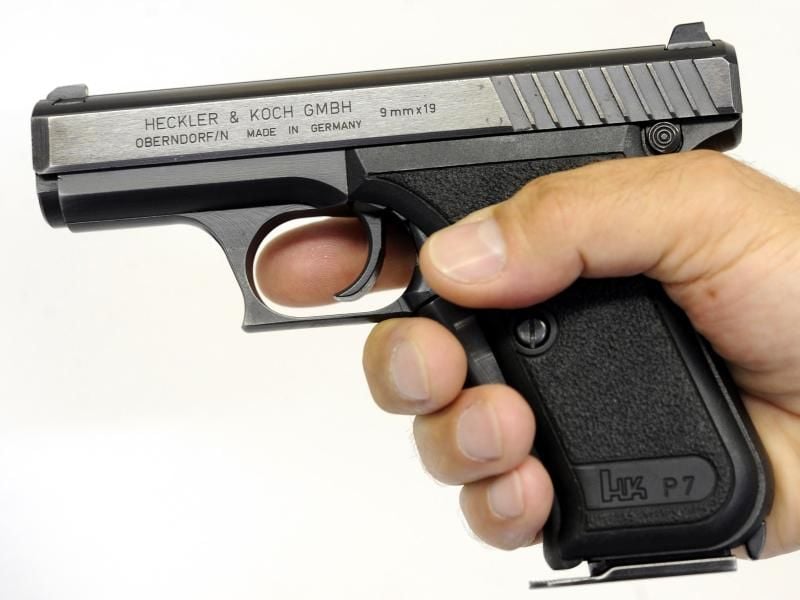 Eine Polizei-Handfeuerwaffe vom Typ P7 des Herstellers Heckler & Koch. Foto: Holger Hollemann