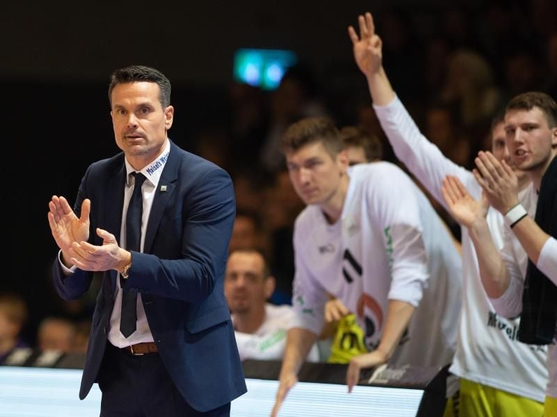 Raoul Korner bleibt Trainer der Bayreuther Basketballer. Foto: Swen Pförtner