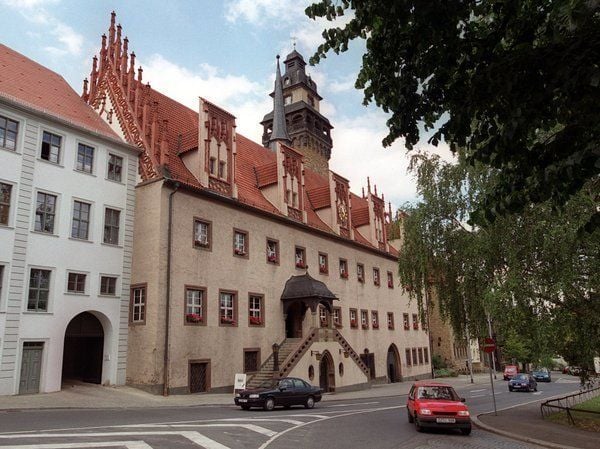 Blick auf das Rathaus der über 1000 Jahre alten Stadt Zeitz im Dreiländereck Sachsen-Thüringen-Sachsen-Anhalt.