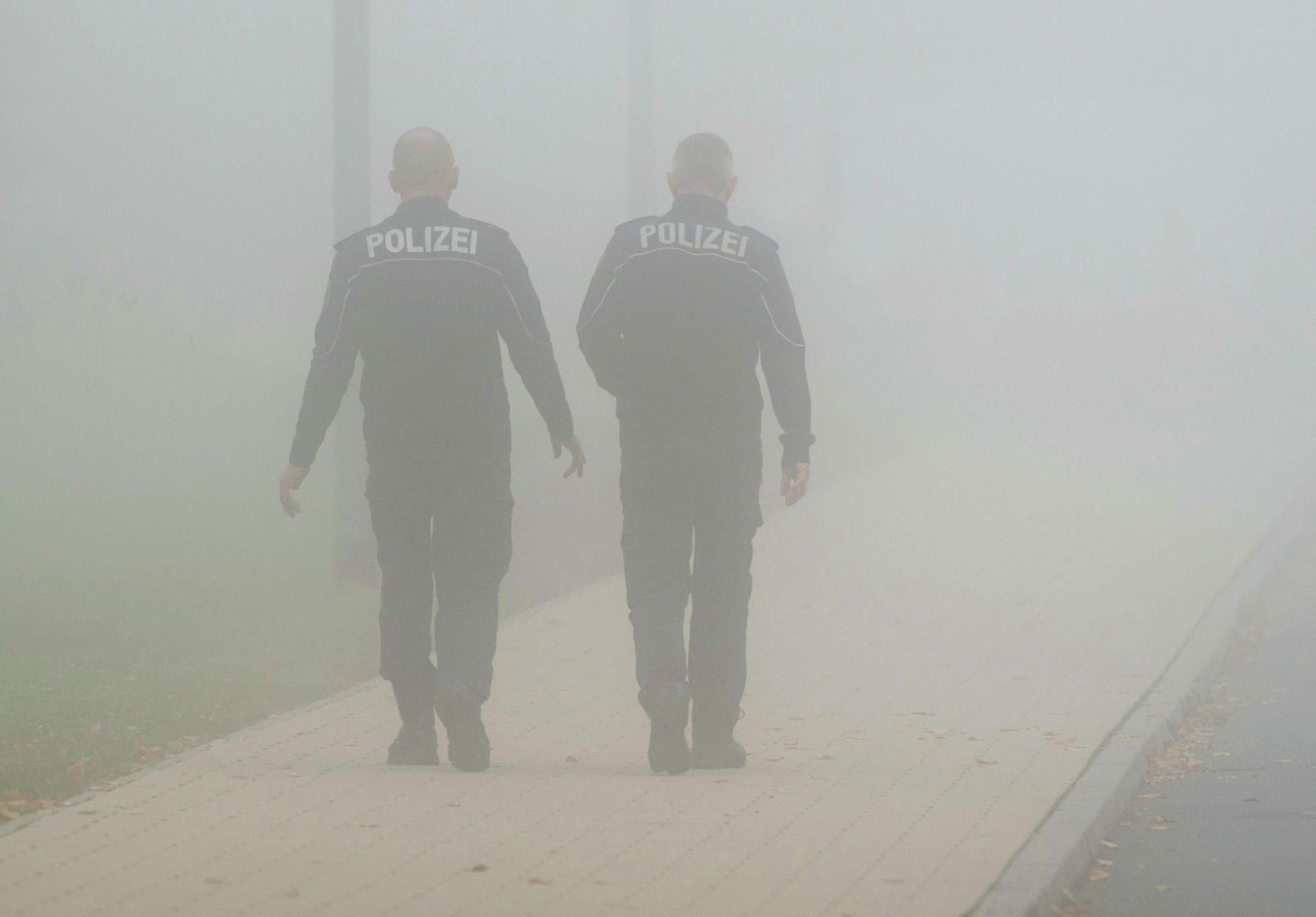 Polizisten gehen auf dem Gelände der Fachhochschule der Polizei durch den Nebel. Krank, kränker, Polizei: Bei den Ordnungshütern im Land bleibt der Krankenstand auf einem schwindelerregend hohen Niveau.