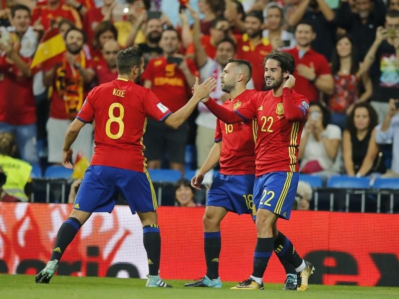 Die Spanier feiern den Auftakttreffer von Isco (r). Foto: Paul White