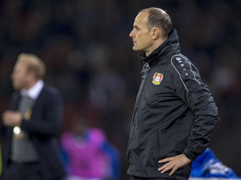 Bedient: Bayer-Coach Heiko Herrlich. Foto: Patrick B. Kraemer/KEYSTONE