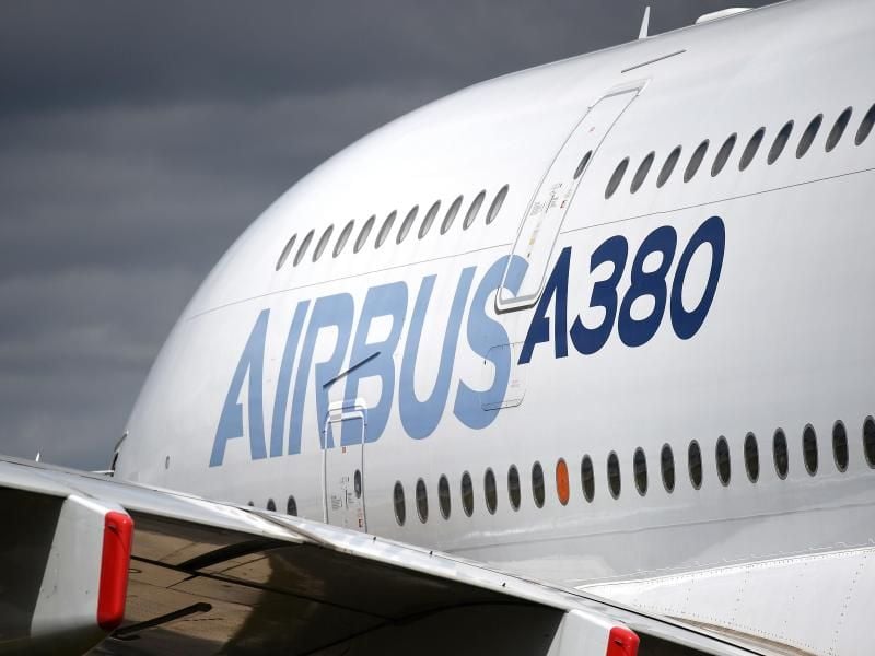 Ein Airbus A380 des Flugzeugherstellers Airbus wird bei der Farnborough International Airshow gezeigt. Foto: Andrew Matthews/PA Wire/Archiv