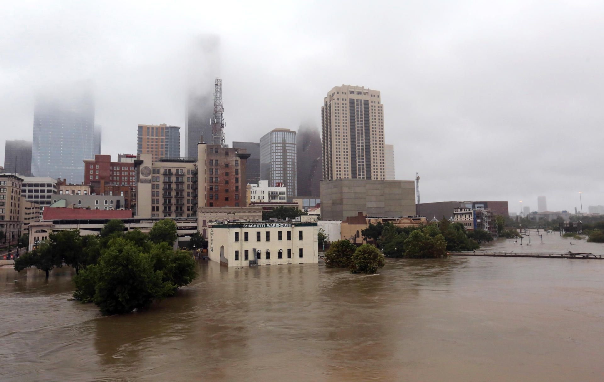 Die Straßen sind am 28.08.2017 in Buffalo Bayou in der Innenstadt von Houston (Texas, USA) überschwemmt. Tropensturm «Harvey» hat im US-Staat Texas schwere Verwüstungen angerichtet und Überschwemmungen verursacht.