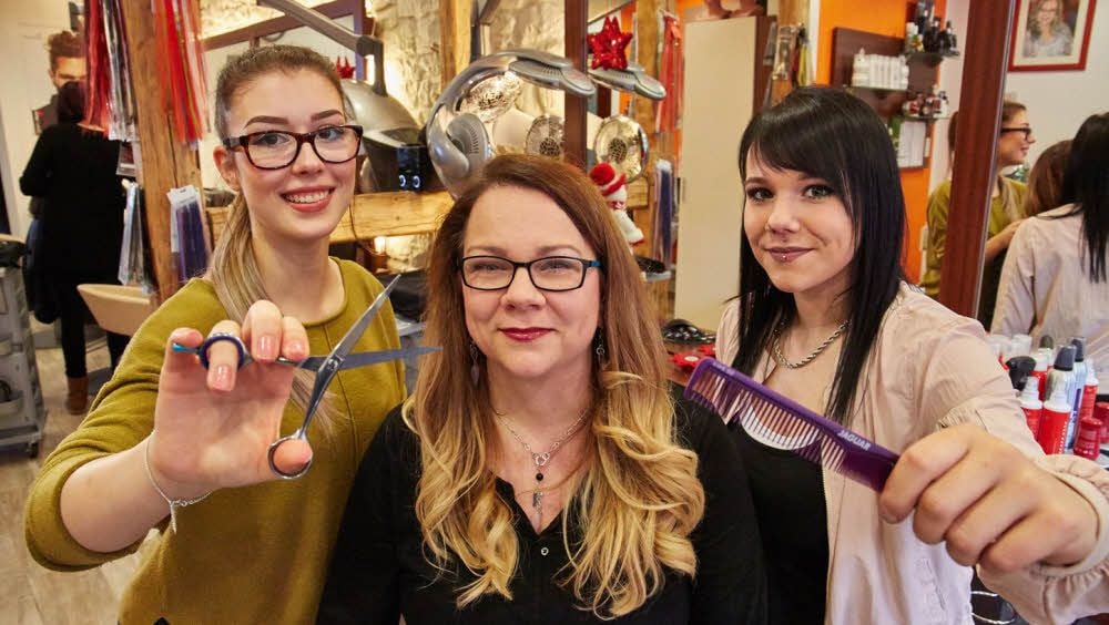 Die Azubis Christin Sauer (links) und Saskia Gaedecke fühlen sich bei Chefin Katrin Bischoff-Haeniche wohl.