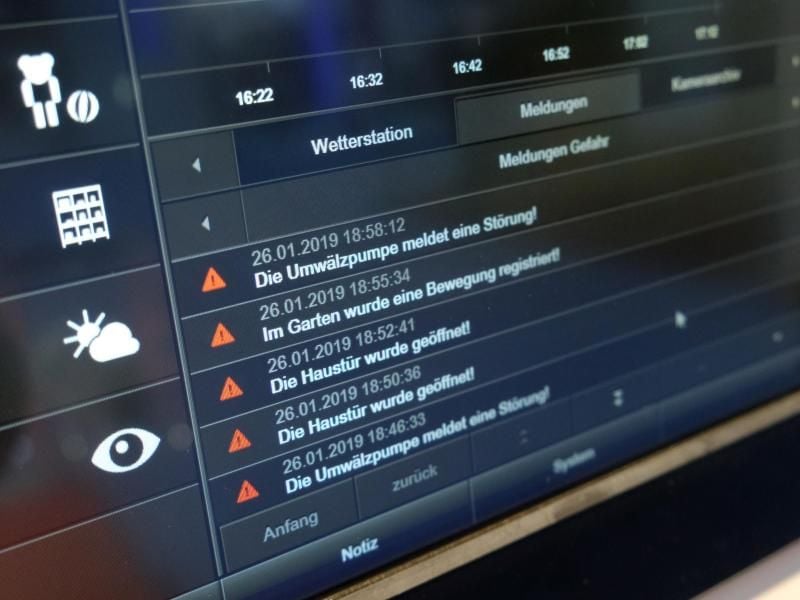 Ein neuer Standard soll kommen: Der Überwachungsmonitor eines Smart Homes für vernetzte und fernsteuerbare Geräte war deise Jahr auf der Messe home² zu sehen. Foto: Daniel Bockwoldt/dpa