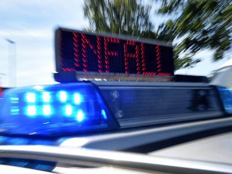 Blaulicht und LED-Laufschrift „Unfall”. Foto: H. Hollemann/Archiv