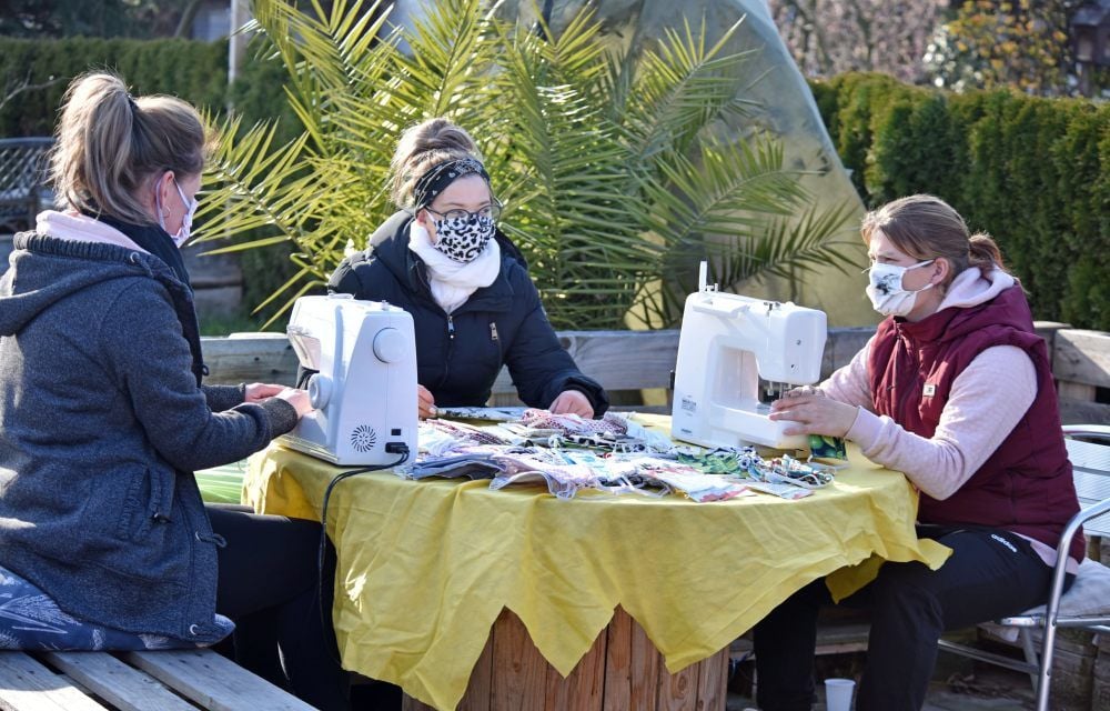 Melanie Claus, Nancy Donaj und Jessica Peters (v. l.) haben aus der Not eine Tugend gemacht. Sie nähen dringend benötigten Mundschutz.
