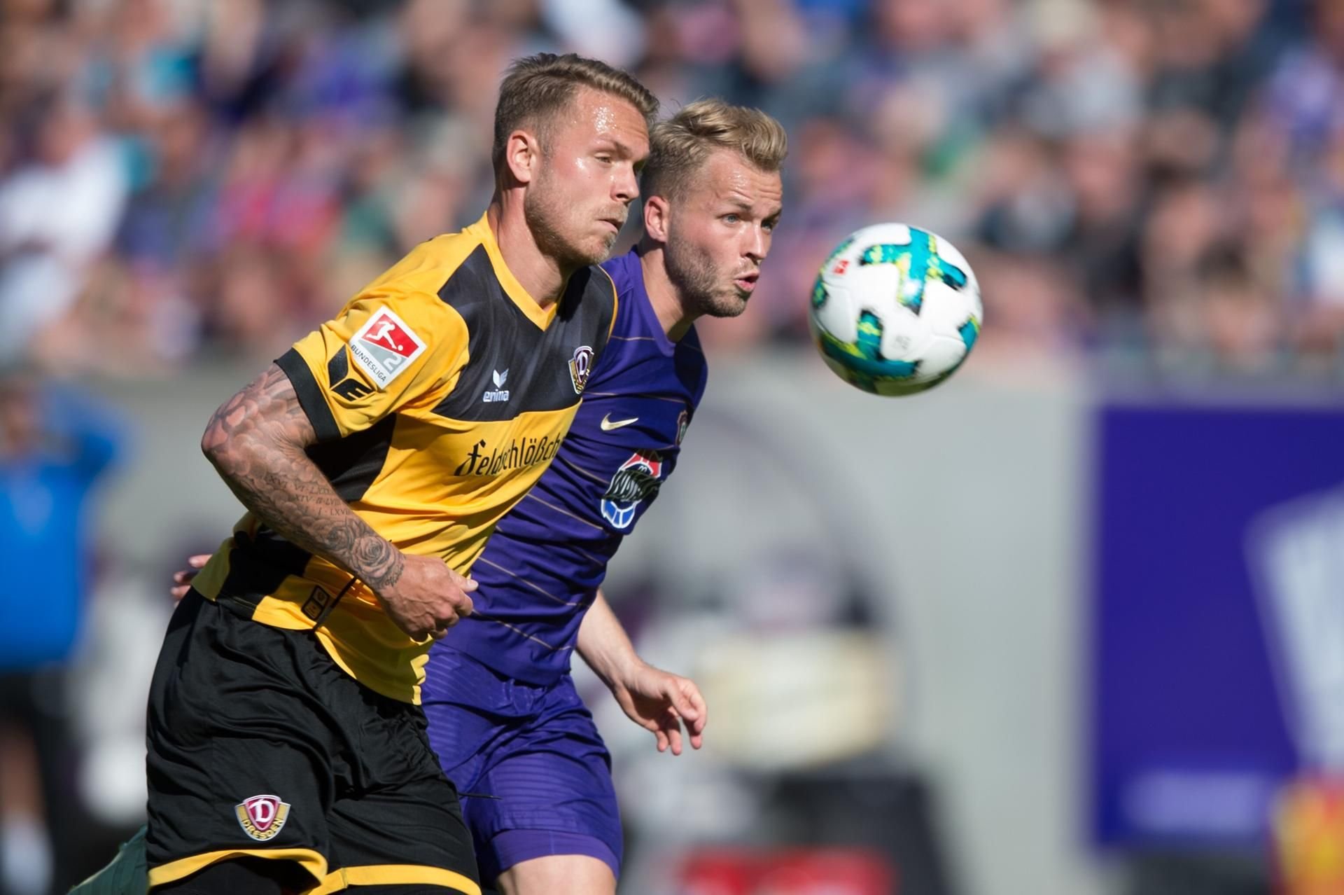 Dynamos Marcel Franke (l) im Zweikampf mit Aues Pascal Köpke.