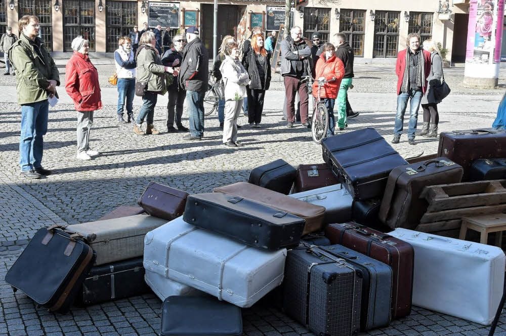 Was blieb, waren Koffer: Das Bündnis Dessau Nazifrei erinnert an die Opfer des Nationalsozialismus.