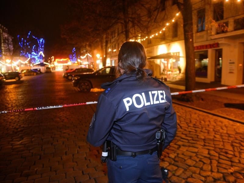 Am Freitag war ein verdächtiges Paket bei einem Apotheker abgegeben worden, der direkt am Potsdamer Weihnachtsmarkt sein Geschäft hat. Foto: Julian Stähle