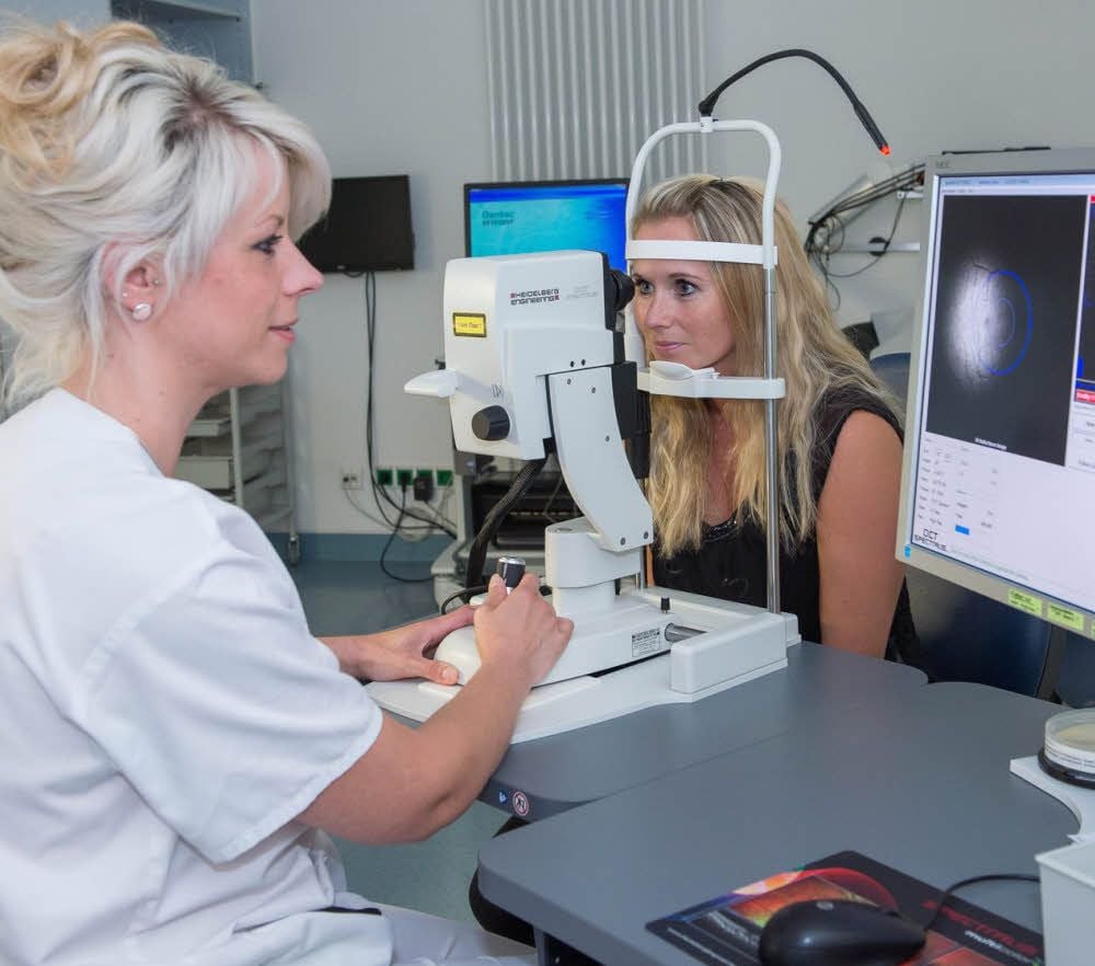 Bei einer Netzhaut-Untersuchung am Auge eines MS-Patienten können für die Behandlung wichtige Informationen gesammelt werden.