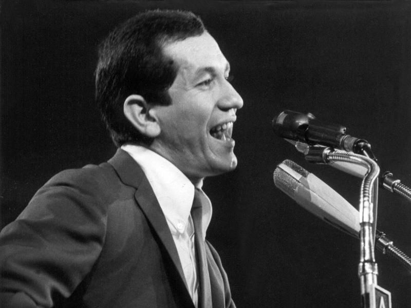 Trini Lopez während eines Auftritts am 16. Februar 1964 in der Berliner Deutschlandhalle. Der Sänger und Gitarrist ist mit 83 Jahren gestorben. Foto: picture-alliance/dpa