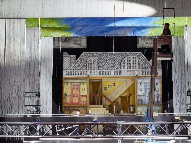 Blick auf das Bühnenbild für das Musical "Mary Poppins" während des Aufbaus. Foto: Georg Wendt/Archiv