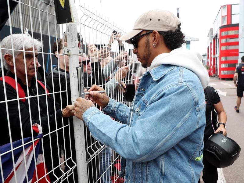 Formel-1-Weltmeister Lewis Hamilton (r) sagte seine Medientermine ab. Foto: David Davies/PA Wire